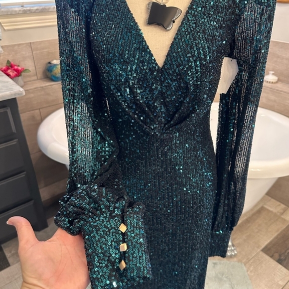 NWT leena Mac Duggal Emerald Sequin Green Dress With Long Sleeves Gold Buttons 6 - Picture 10 of 10